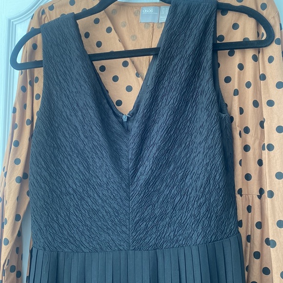 Black gown - Picture 3 of 6